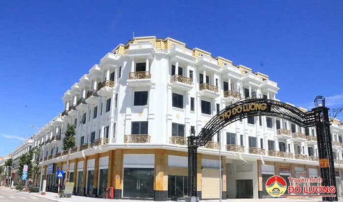 Đệ Nhất Cổng Thi Công Ban Công Nhôm Đúc Cho Khu Shophouse Chợ Đô Lương