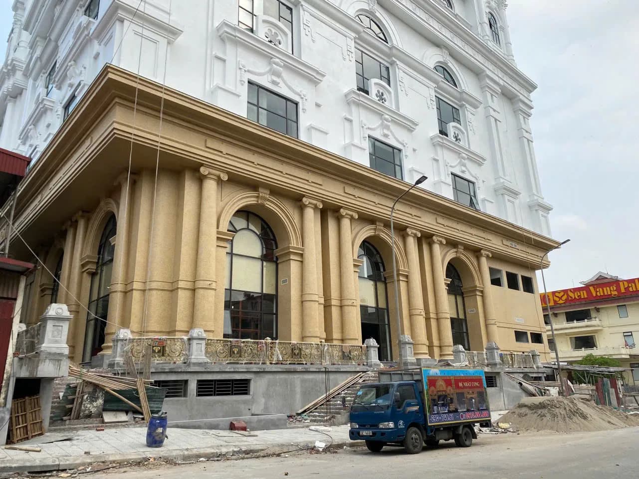 Đệ Nhất Cổng Thi Công Ban Công và Lan Can Trung Tâm Tiệc Cưới Sen Vàng – Phú Thọ