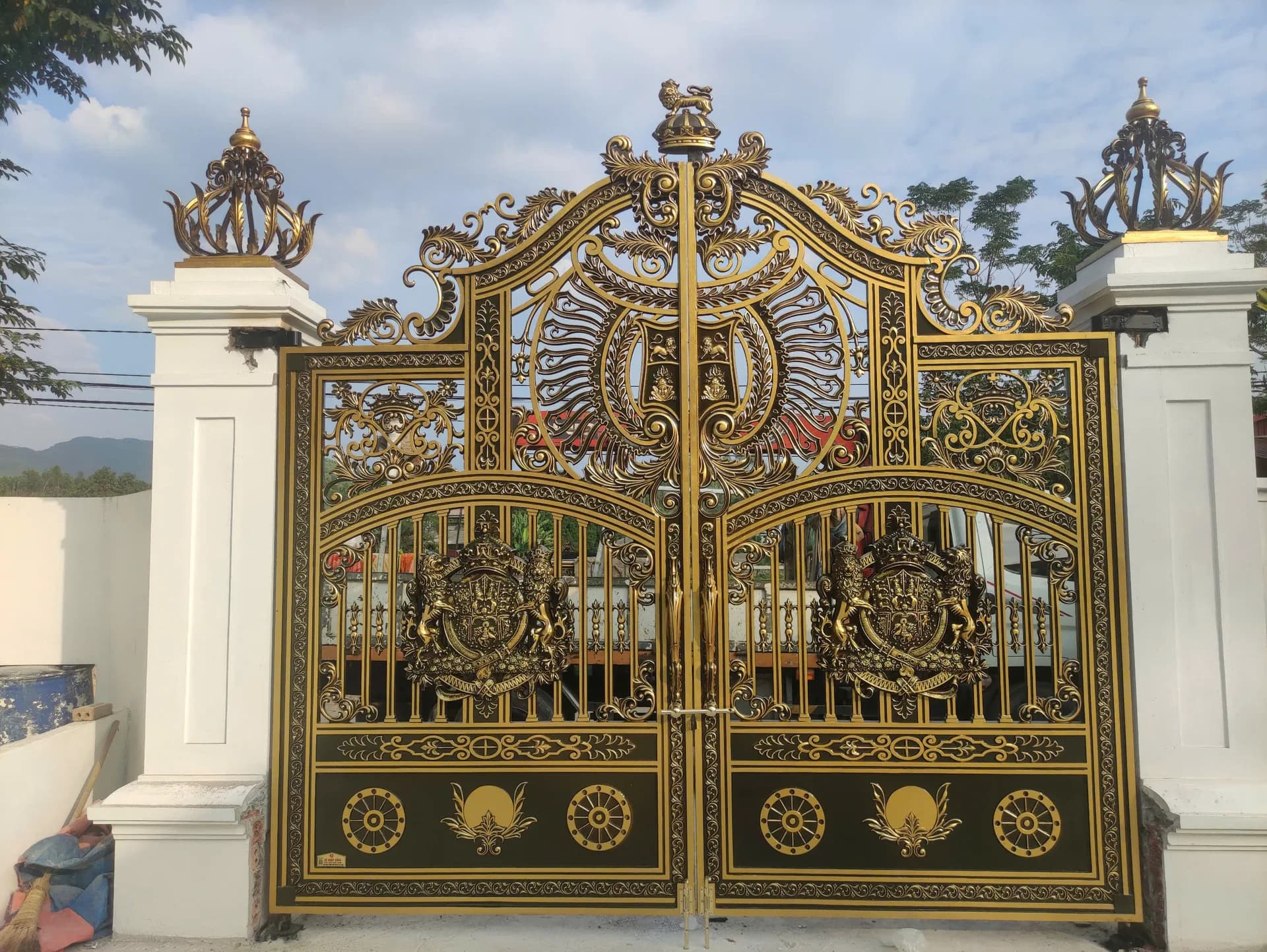 Có Nên Làm Cổng Nhôm Đúc Hay Không?