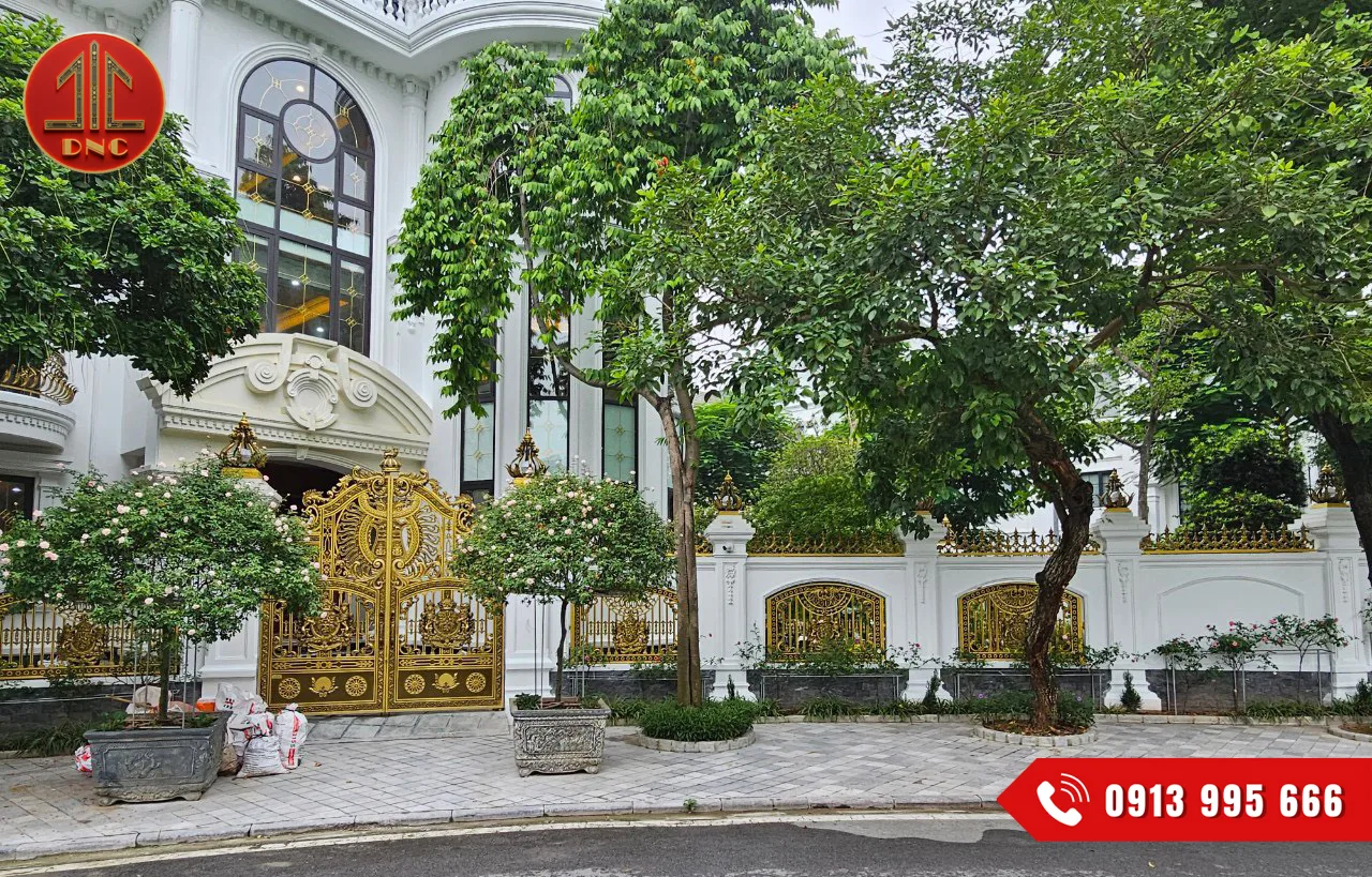 Mẫu cổng nhôm đúc đẹp 2025