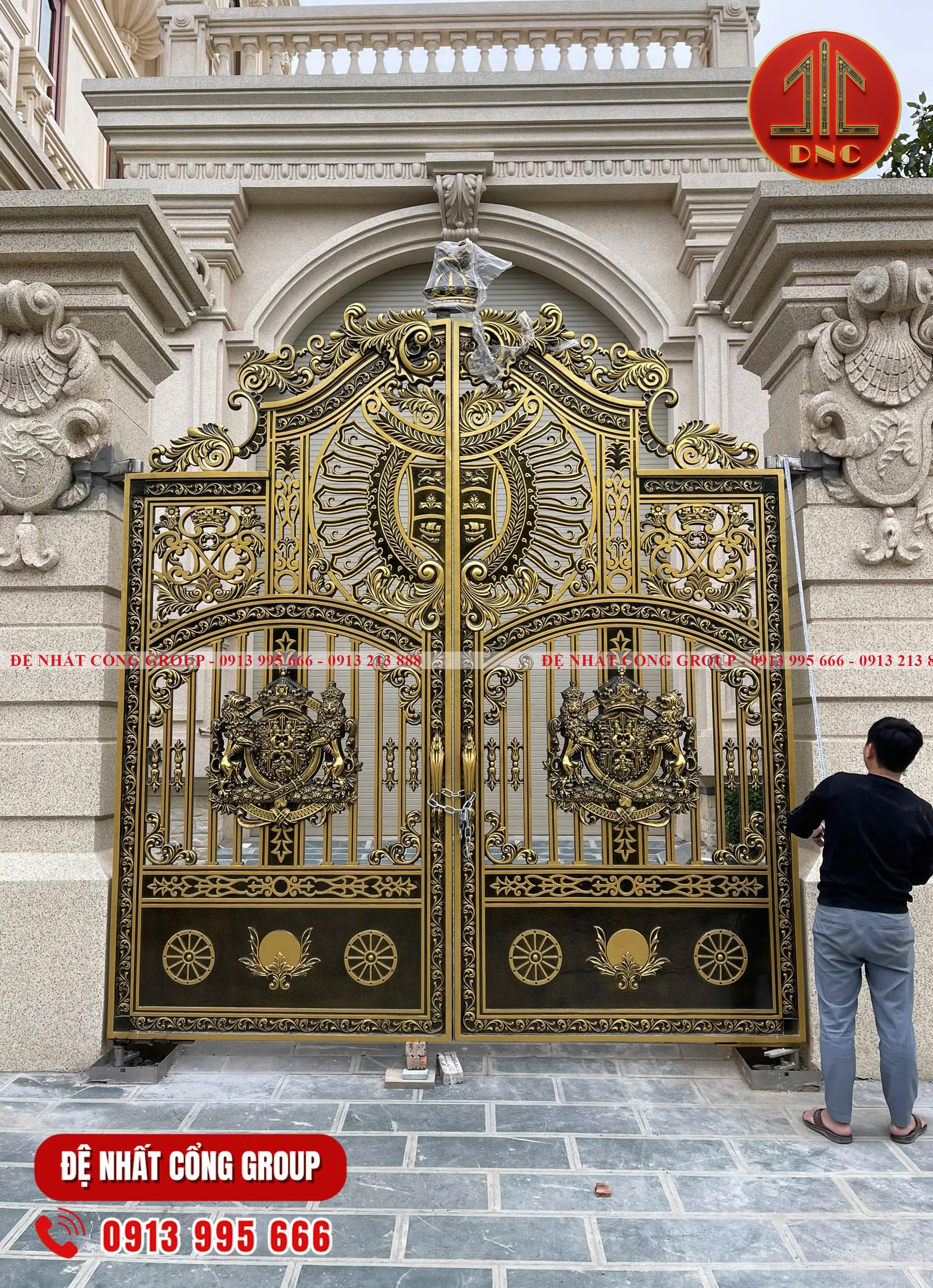 Mẫu cổng nhôm đúc đẹp 2025