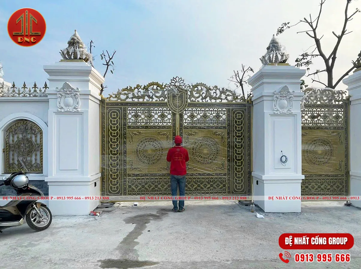 Mẫu cổng nhôm đúc họa tiết trống đồng mới nhất 2025
