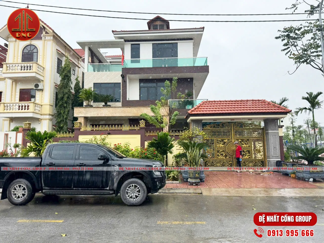 Mẫu cổng nhôm đúc họa tiết trống đồng mới nhất 2025