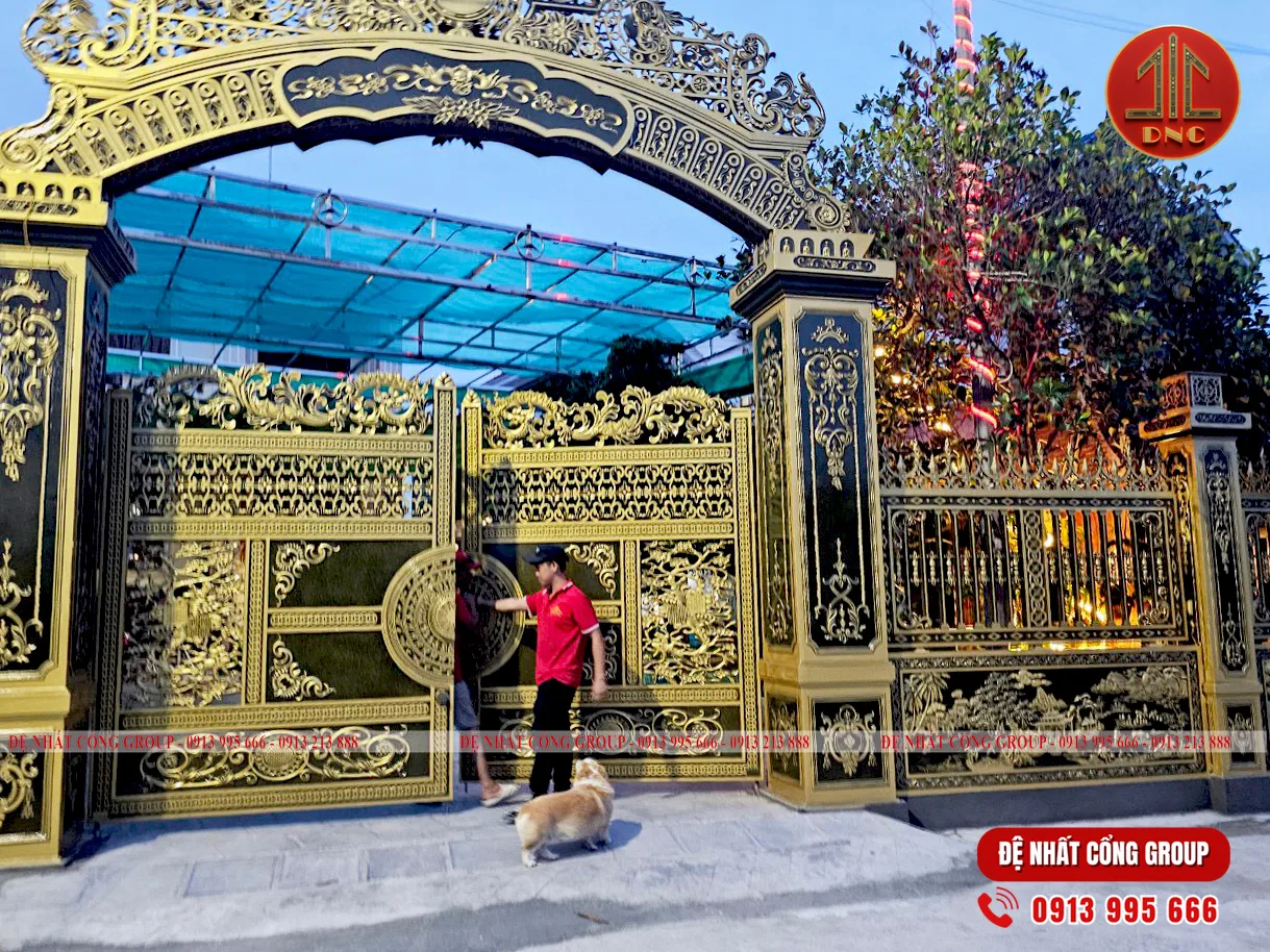 Mẫu cổng nhôm đúc họa tiết trống đồng mới nhất 2025