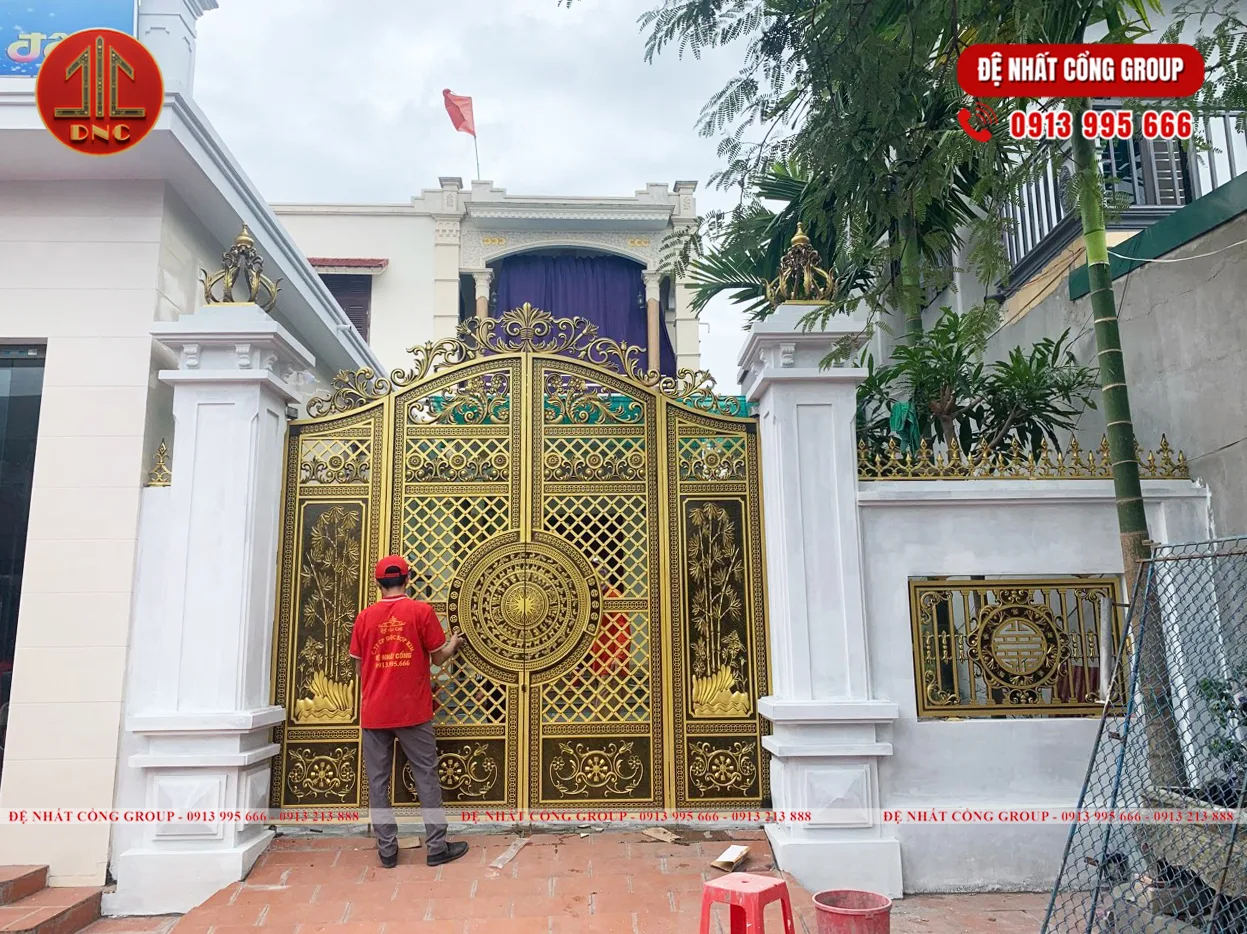 Mẫu cổng nhôm đúc họa tiết trống đồng mới nhất 2025